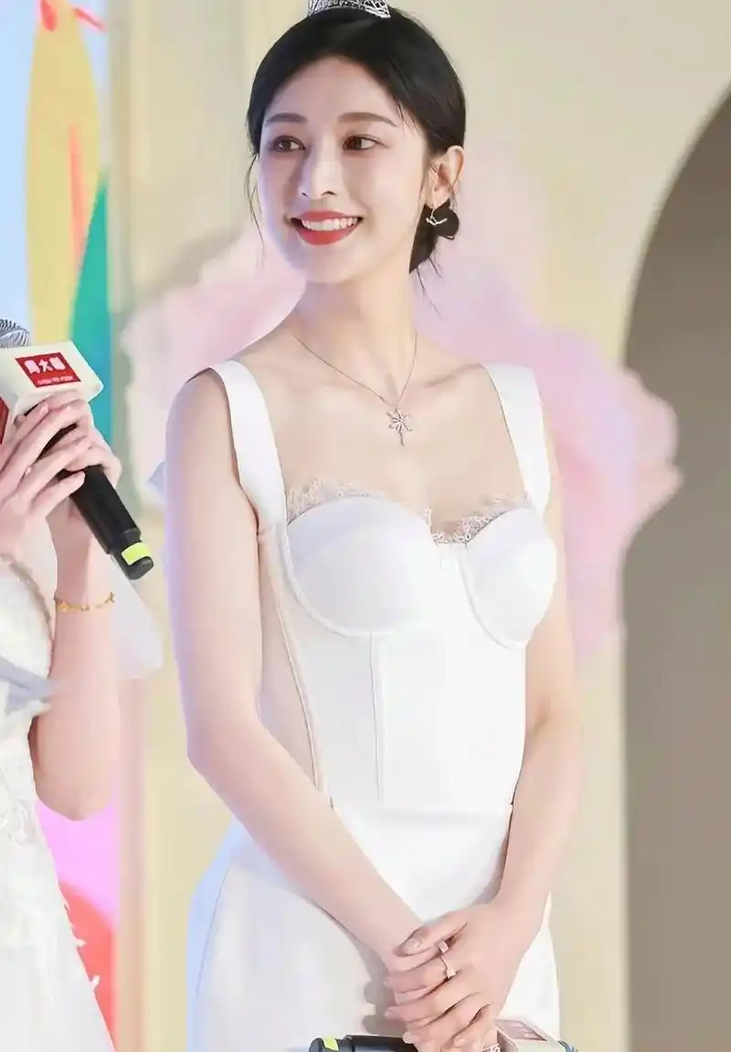 36岁张俪风情万种,深v身材惊艳写真