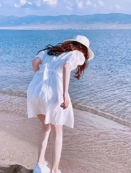 原创鞠婧祎最新营业照身穿宝蓝丝绒长裙出镜复古港风气质满分