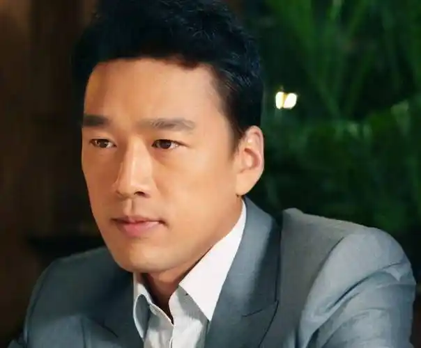 王耀庆:逼疯薇娅,拉黑佟丽娅,却独宠妻子19年,今因怼人爆红