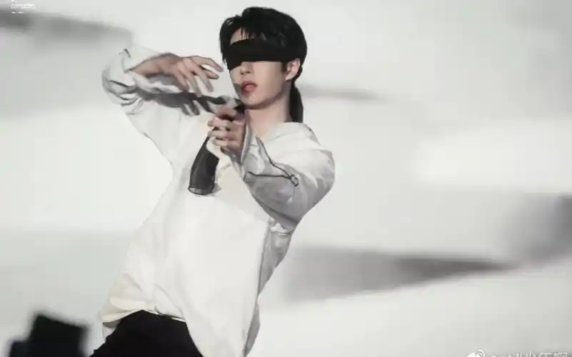 王一博白色衬衣跳舞视频—蒙眼跳舞