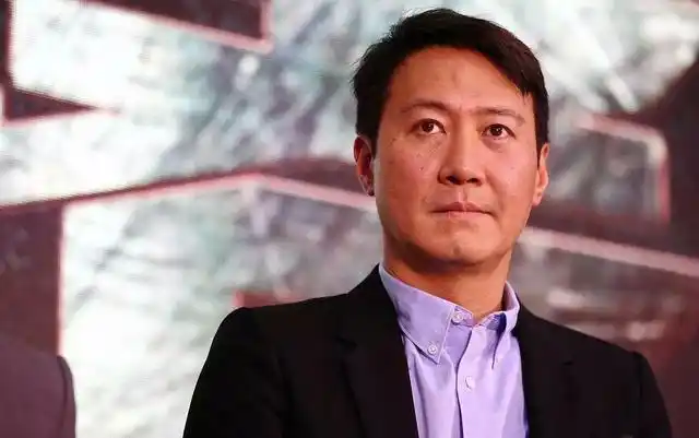 27日,"短发女神"陈法蓉更新动态,她晒出与四大天王之一的黎明合照