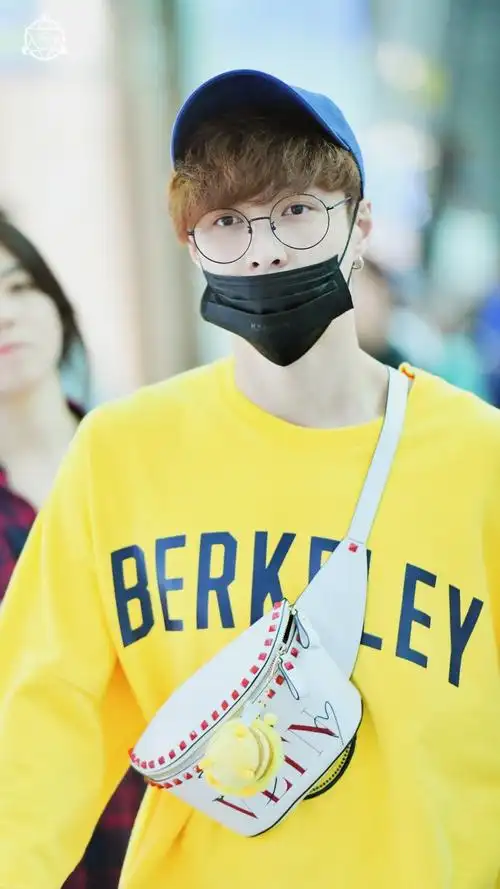 张艺兴机场路透首尔76北京黄色卫衣蓝色牛仔裤棒球帽勤劳的小