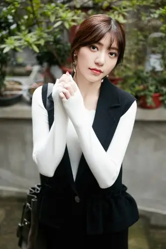 郭雪芙最新大片曝光 简约大气秋意十足