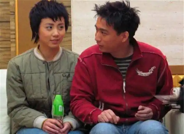 首先第一位上榜的就是人人尊称"黄老师"的黄磊,当年他在大学毕业之后