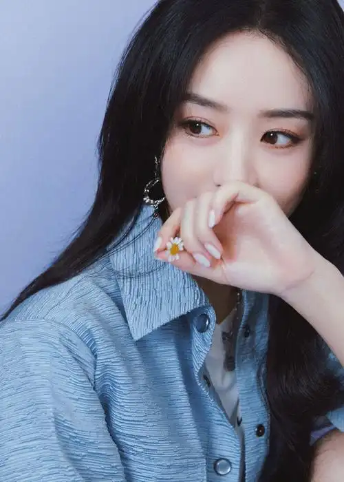 赵丽颖 身穿淡蓝色套装,长发披肩,双腿白皙修长