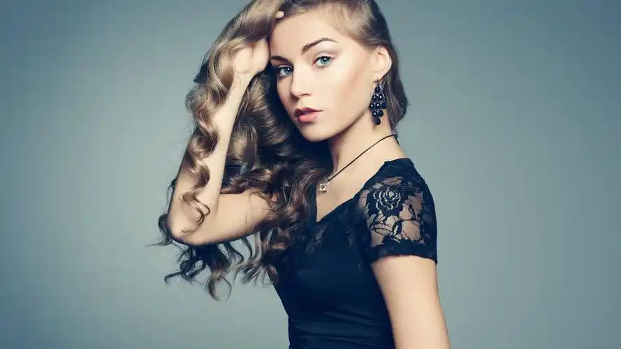 女孩波浪头发 黑色内衣 女模特7k图片壁纸