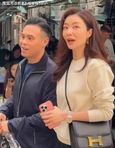 熊黛林有老公接下班超甜蜜,18万爱马仕包包搭配米色卫