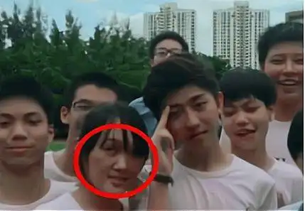蔡徐坤高中照被爆可man可甜照片上他旁边的女生太抢眼了