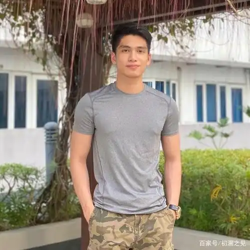 我们就能感受到,他是一个身材特别壮实的男生