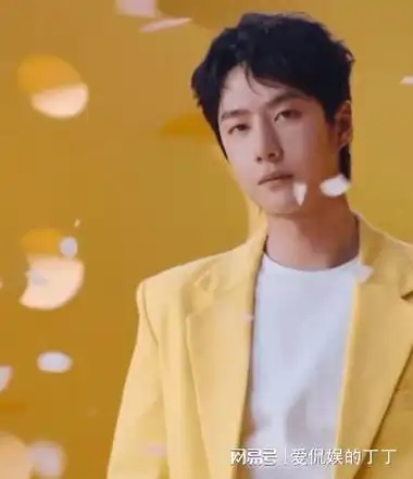 王一博黄西装惊艳全网,时尚酷盖再掀热潮!