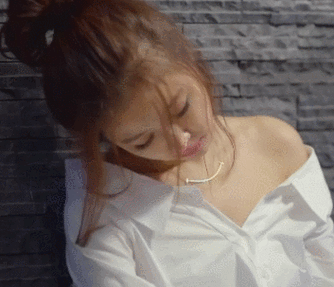 林心如真的老了,穿刺绣伞裙欲扮嫩,但看到未修图后终于信她43岁