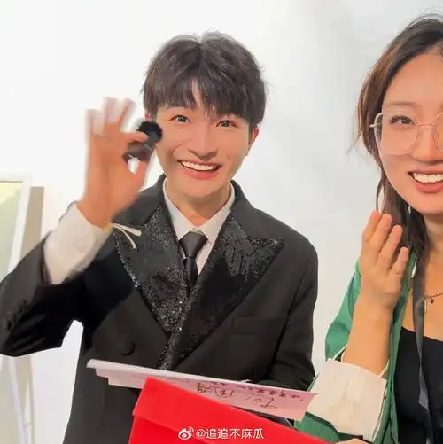 周深0929生日快乐#虽然这次是半张脸的合照,追追追也要来祝深深生日