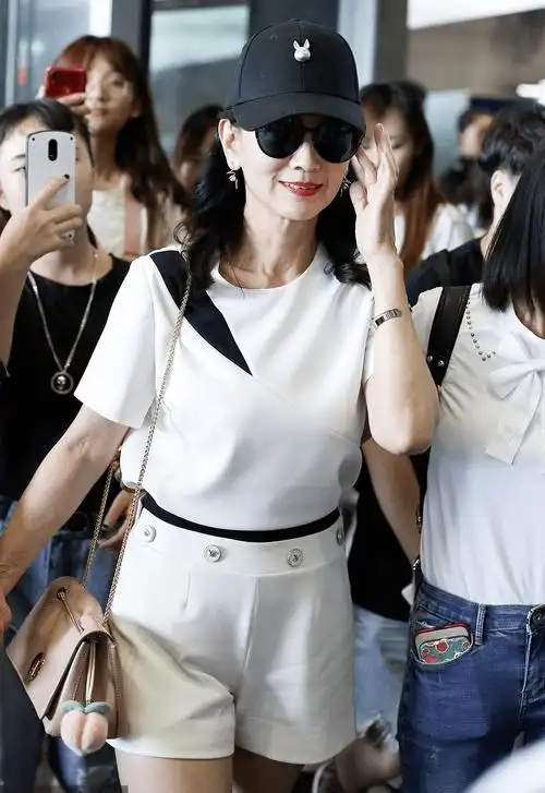 当然赵雅芝日常的穿搭也是非常的好看,上半身穿的这件红色外套搭配的