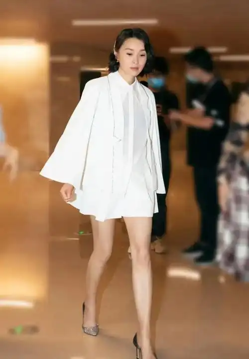 50岁吴越难得高调一次身穿一袭白色短裙配斗篷