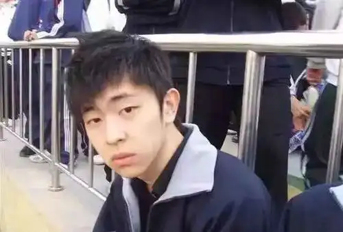 邓伦学生时代的照片曝光后网友炸锅了,坐差生席,这颜值给几分