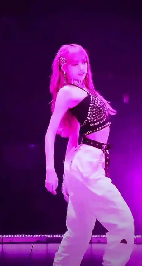 lisa好会扭#分享一段你没见过的lisa舞蹈视频(如果见过当我没说)lisa