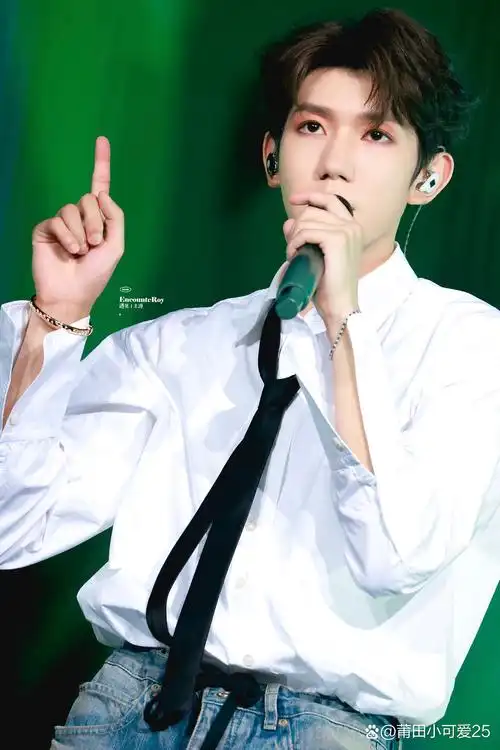 王源客厅狂欢巡演白衬衫牛仔,实在是太帅了,舞台上超有魅力的!