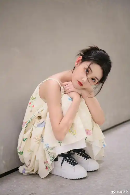 蒋依依在裙子上种下整个花园##蒋依依嘟嘴