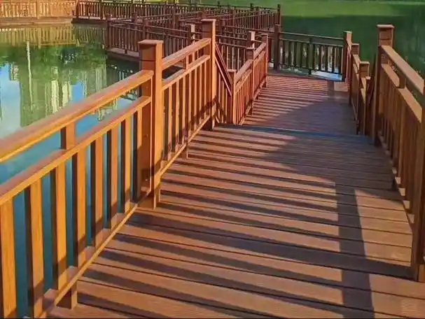 防腐木栈道是一种常见的户外景观设施,具有耐久性和美观性的特点.
