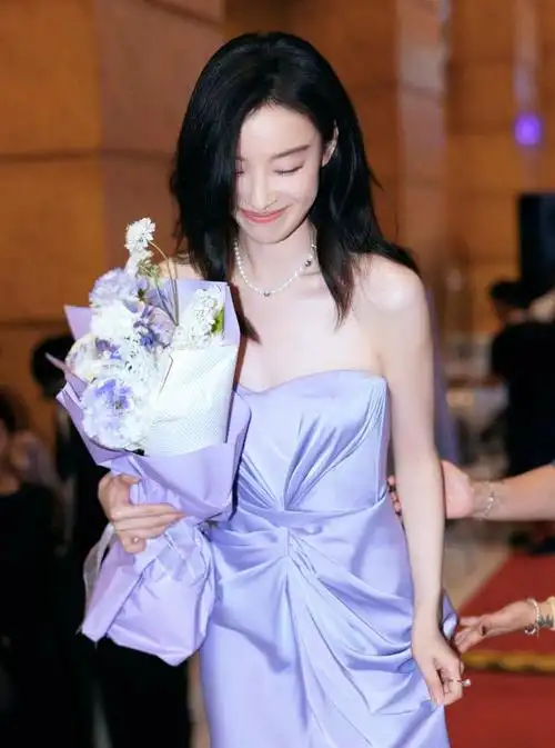 倪妮676767紫色抹胸裙太美了
