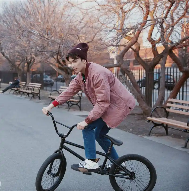 吴磊在纽约街头骑单车溜滑板,在多元的街头文化中游刃有余