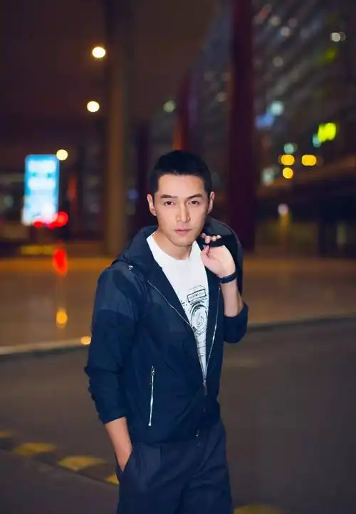 胡歌身着emporio armani特别限量款t恤