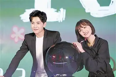 发布会上的杨洋和郑爽很害羞