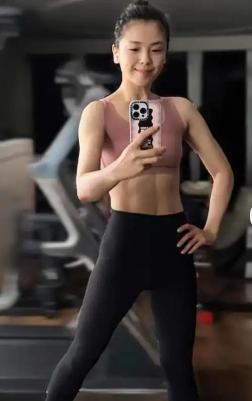 刘涛晒健身照秀马甲线,配文暗有深意疑婚变,与王珂婚姻遭质疑