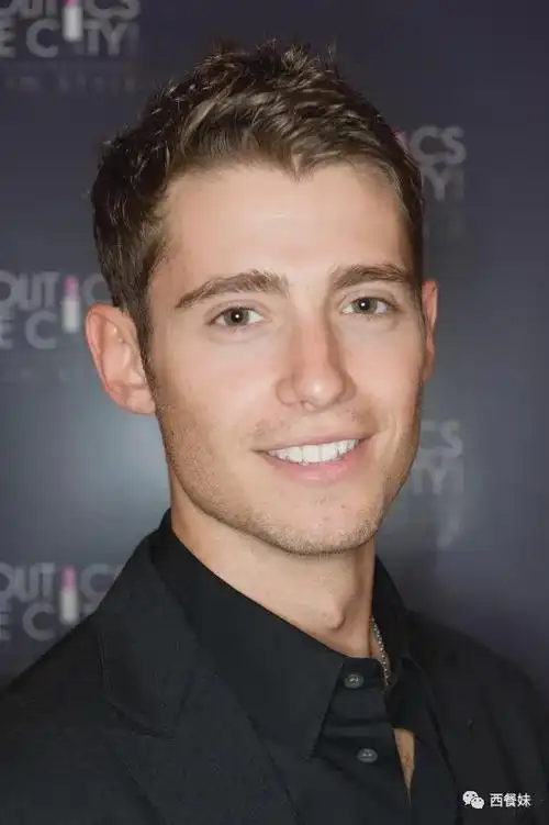 帅气男星首次出柜公开男友竟偷偷在一起了18年之久