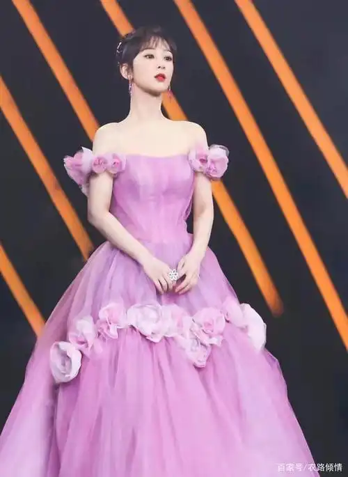 杨紫粉红一字肩纱裙礼服