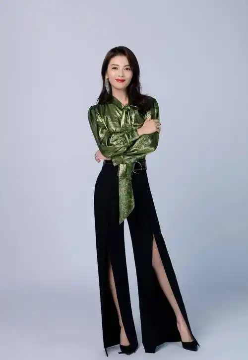 原创刘涛身材和气质绝了穿一袭白色连衣裙拍时尚大片美丽动人