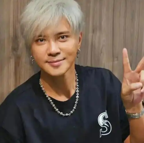 罗志祥近照.乍一看有点姨味太重.