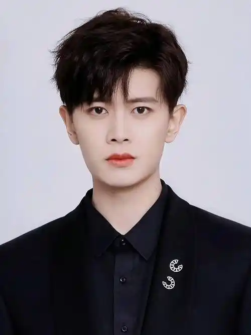 男明星证件照系列:杨洋任嘉伦又正又帅,最后却被肖战的惊艳到了_龚俊