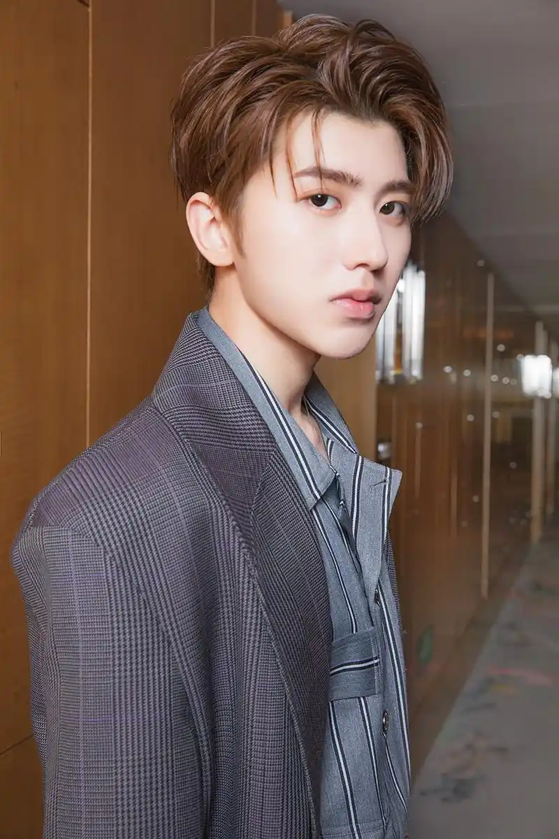 蔡徐坤"绅士风"帅气亮相 玩转叠搭引领条纹时尚