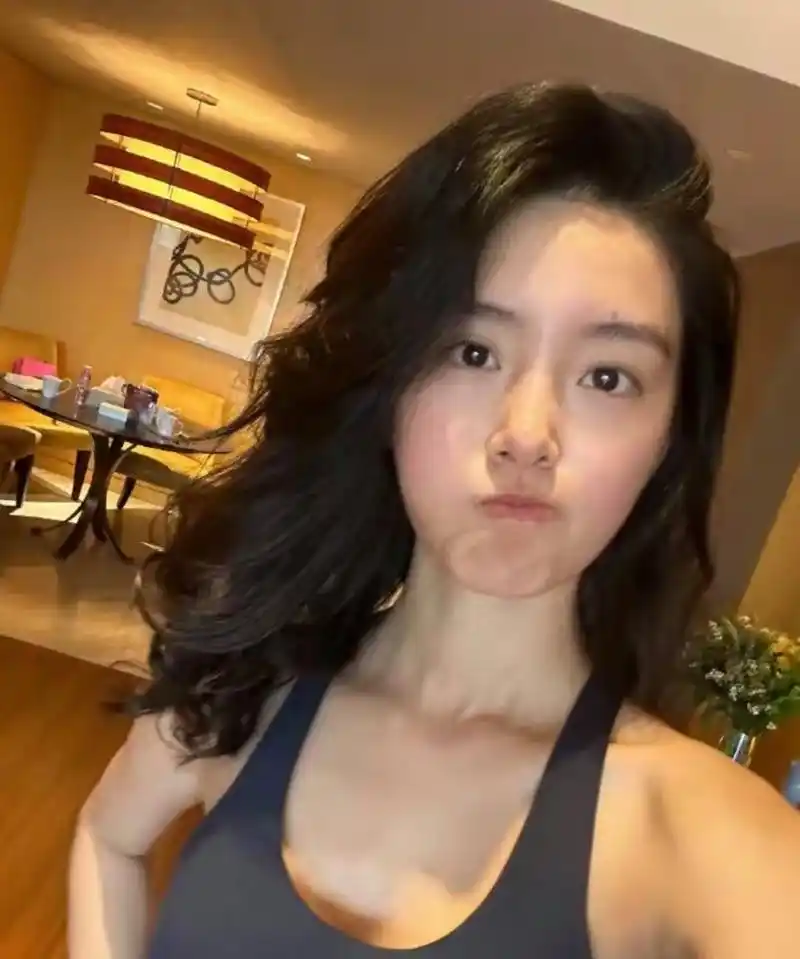 网友:杨采钰分享素颜健身随拍,身穿灰色运动内衣,身材比例优越