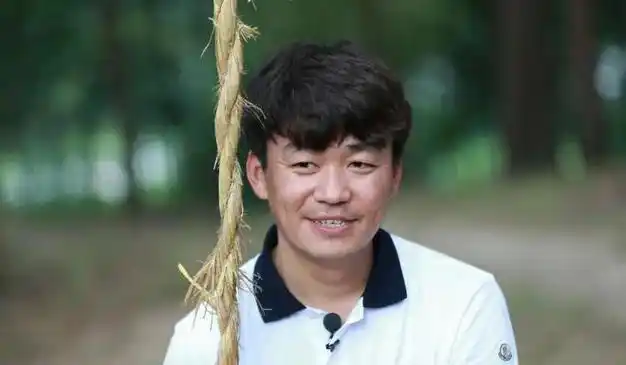 王宝强马蓉离婚后首次同框马蓉一头金发满脸笑容这是后悔了