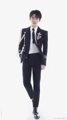 易烊千玺制服杀来啦优越直角肩俘获你的心