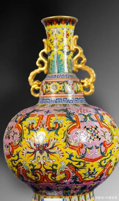 清乾隆御制黄地龙耳洋彩瓶