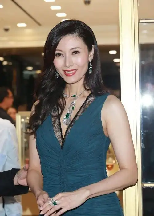 李嘉欣再次展示了她的美丽照片,这一次她放得更大胆,在海边晒出了自己
