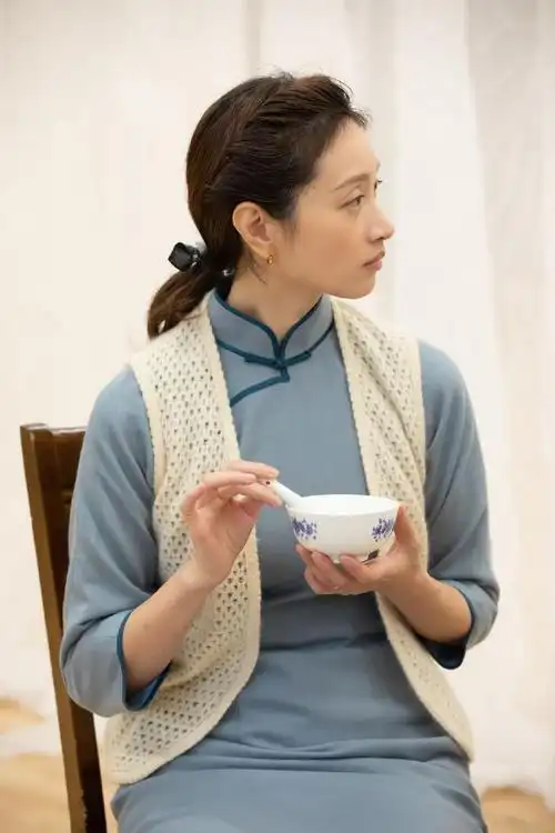 被朱亚文妻子沈佳妮惊艳了!穿旗袍优雅又温婉,扎麻花辫好少女