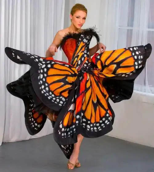 luly yang的10周年大秀上出现很多蝴蝶元素的礼服,将我们带入童话世界