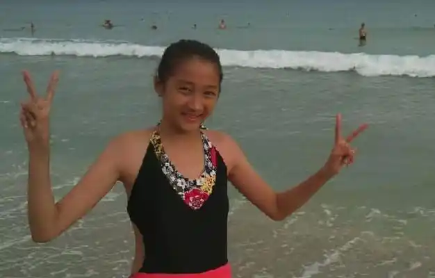 关晓彤早年泳衣照曝光,扎双马尾对镜头抛媚眼,鹿晗眼光真够毒辣