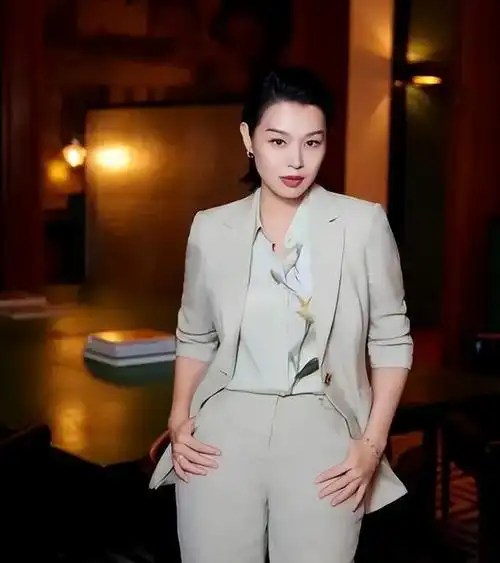 当41岁孙俪和44岁胡杏儿同框,皮相美和骨相美的区别,一目了然!