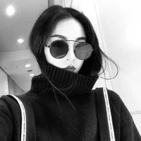 女生霸气黑白头像人海中发光的你谁来解渴望