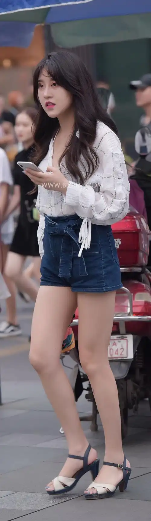 穿牛仔短裤的美女美腿手机壁纸2