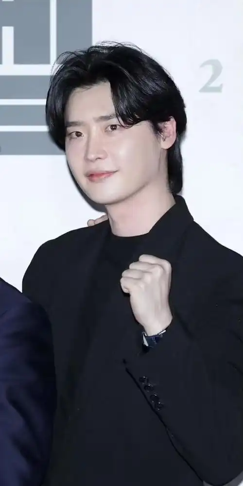 李钟硕被发型遮挡的颜值(李钟硕以前明明很帅)(5)