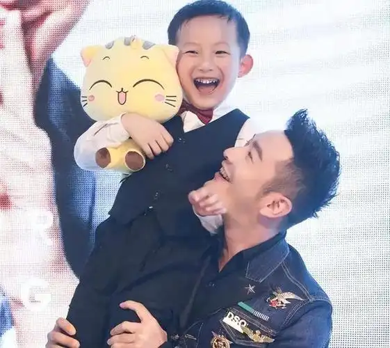 n

生日后几天,黄晓明和叶珂低调地分开出发,然后相约通过安检,一