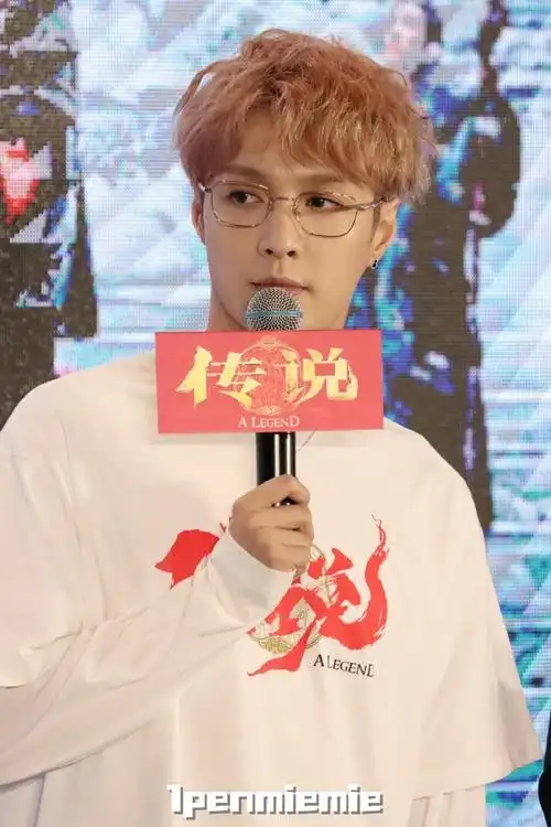 张艺兴[超话]#  240704 成都传说路演(中庭)  今天素眼镜小宝!