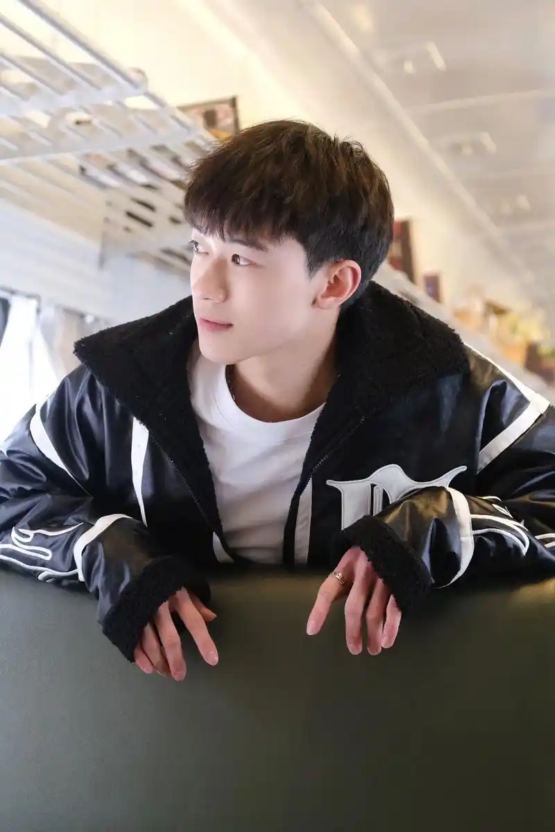 努力生活的同时 也要开心哟～#阳光男孩 #治愈系笑容 #少年 - 抖音