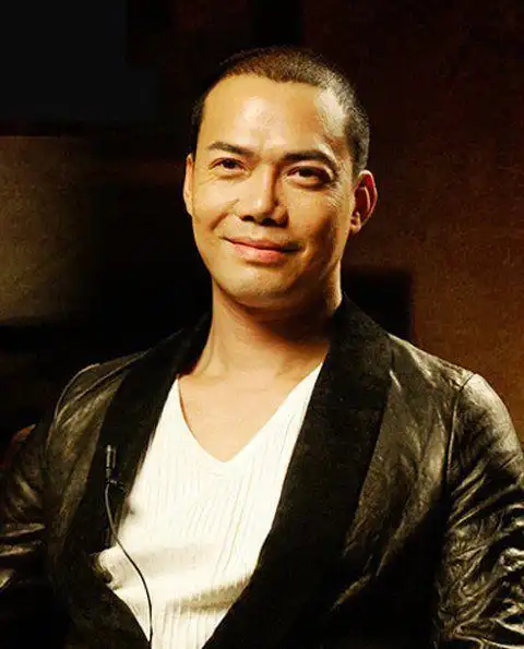 54岁谢天华3岁女儿正脸曝光扎辫子可爱灵动一旁的是6岁哥哥